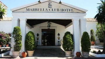 Entrada del Marbella Club Hotel afectado por el incendio.