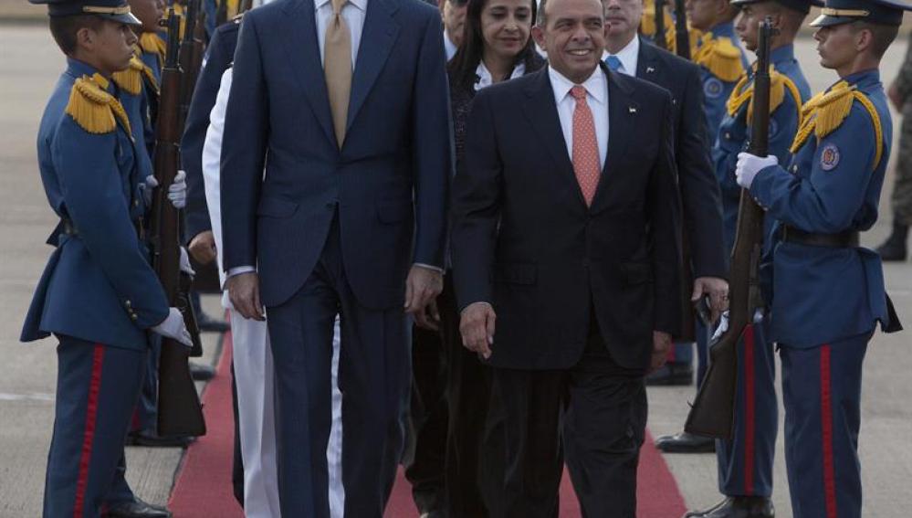 El príncipe Felipe acompañado por el presidente hondureño saliente, Porfirio Lobo