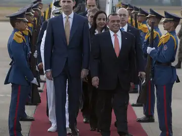 El príncipe Felipe acompañado por el presidente hondureño saliente, Porfirio Lobo El príncipe Felipe acompañado por el presidente hondureño saliente, Porfirio Lobo