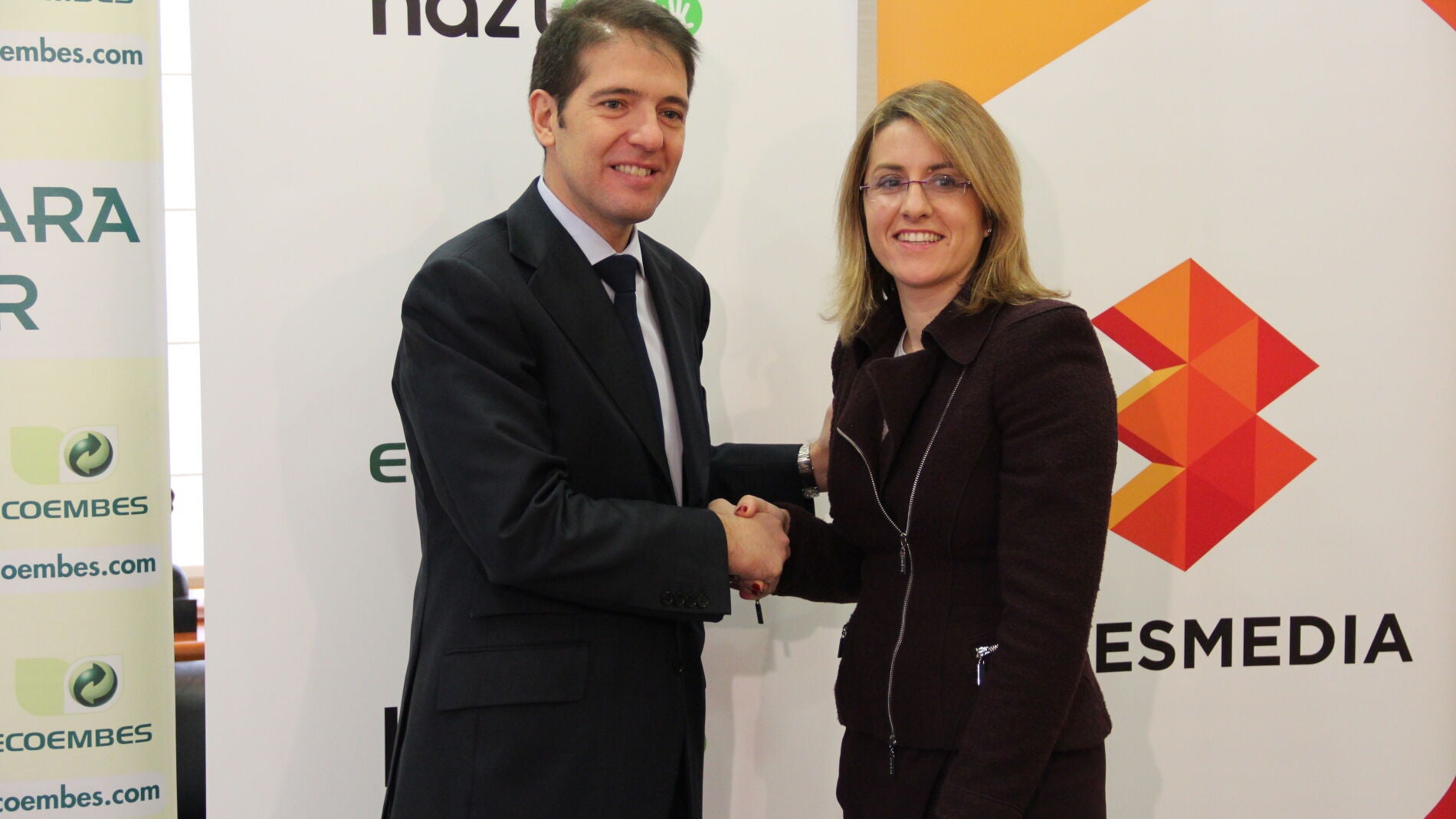 Óscar Martín Riva y Patricia Pérez se estrechan la mano, tras el acuerdo.