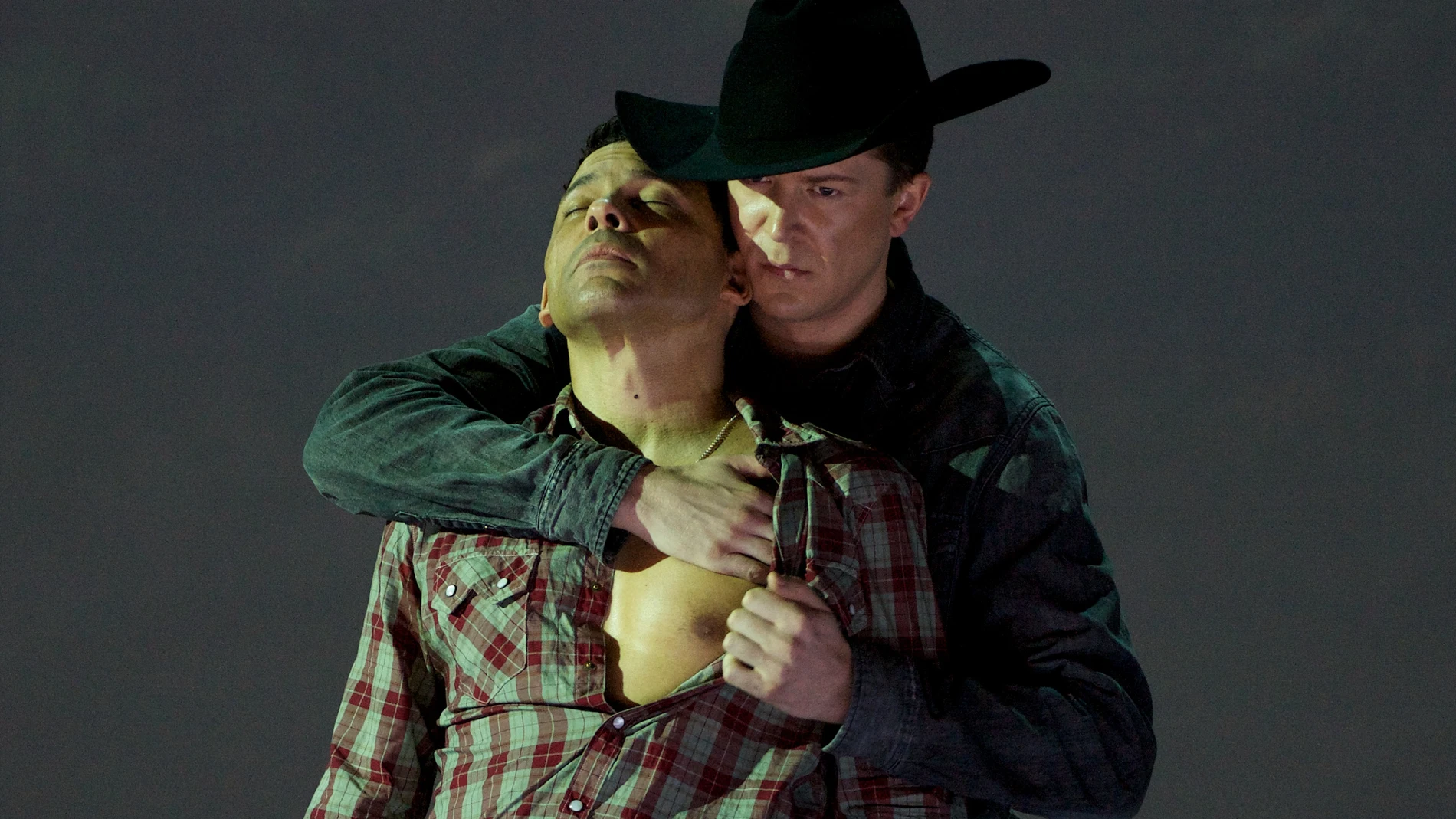 Daniel Okulitch, como Ennis Del Mar, y Tom Randle, como Jack Twist, en la ópera 'Brokeback Mountain' Daniel Okulitch, como Ennis Del Mar, y Tom Randle, como Jack Twist, en la ópera 'Brokeback Mountain'