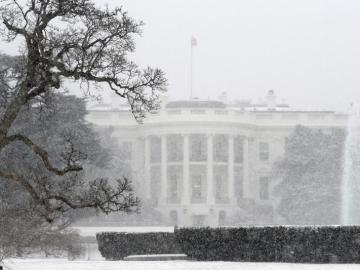 Vista de la Casa Blanca durante una tormenta de nieve