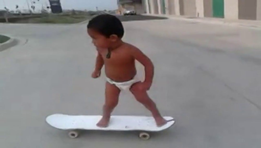 Un Bebe Australiano De Dos Anos Un Experto Del Skate