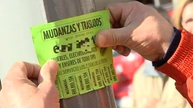 Multan con 155.000 euros a un pensionista por pegar carteles en la vía pública de Barcelona
