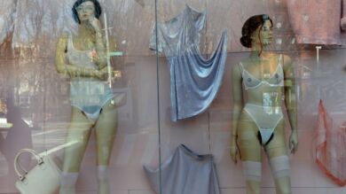 American Apparel desata la polémica poniendo vello púbico a sus maniquíes