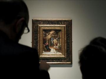 Dos personas contemplan "La Anunciación", de El Greco.