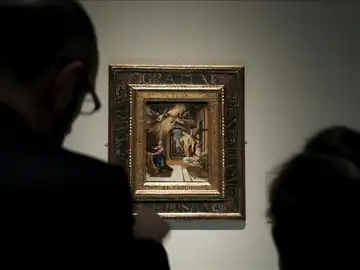 Dos personas contemplan "La Anunciación", de El Greco. Dos personas contemplan "La Anunciación", de El Greco.
