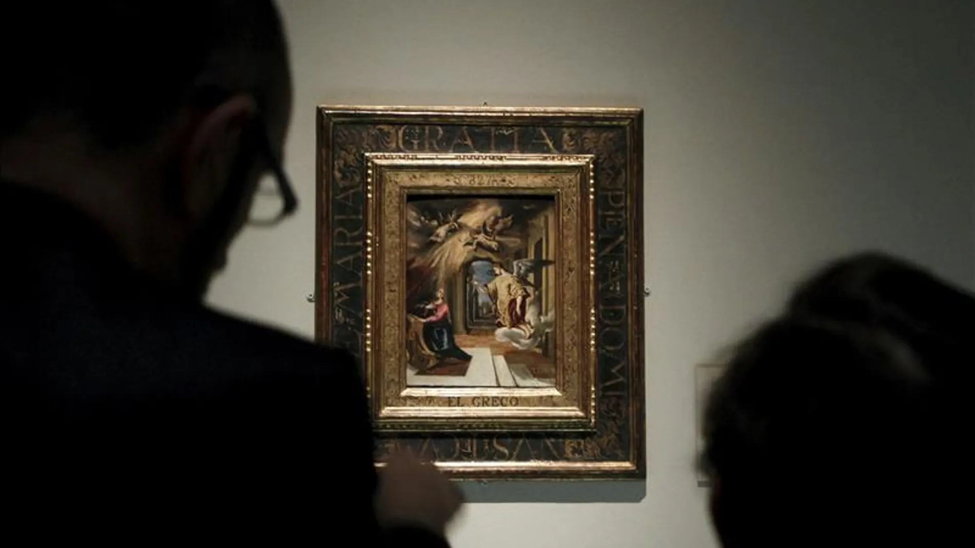 Dos personas contemplan "La Anunciación", de El Greco. Dos personas contemplan "La Anunciación", de El Greco.