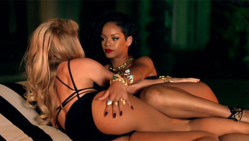 Rihanna y Shakira en la cama en el videoclip de 'Can´t remember to forget you' 