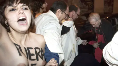 Cinco activistas de Femen abordan a Rouco Varela Cinco activistas de Femen abordan a Rouco Varela