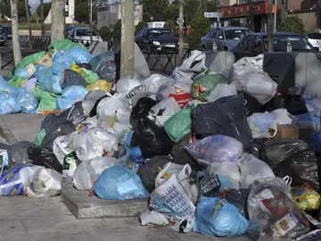 Bolsas de basura sin recoger Bolsas de basura sin recoger