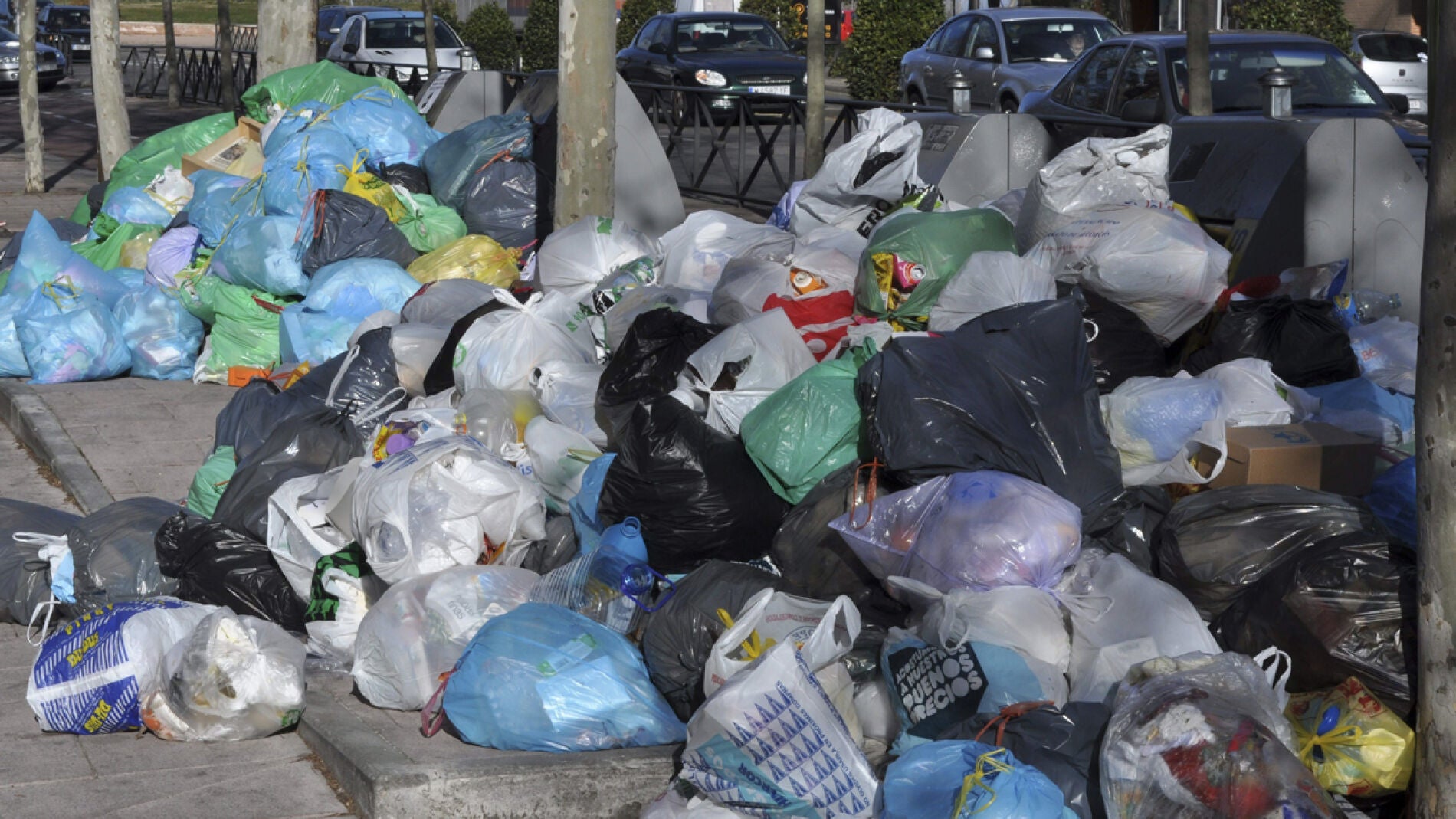 Bolsas de basura sin recoger