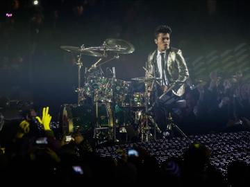 Bruno Mars en plena actuación en la Super Bowl.