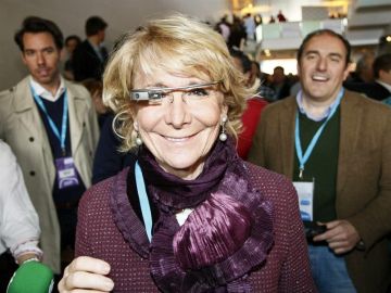 Esperanza Aguirre se prueba las Google Glass en la convención del PP