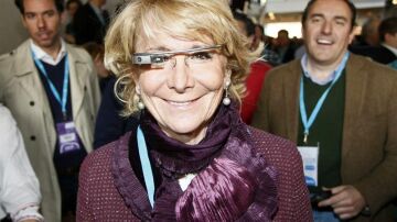 Esperanza Aguirre se prueba las Google Glass en la convención del PP