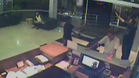 Tres hombres armados asaltan y roban un hospital en Brasil Tres hombres armados asaltan y roban un hospital en Brasil