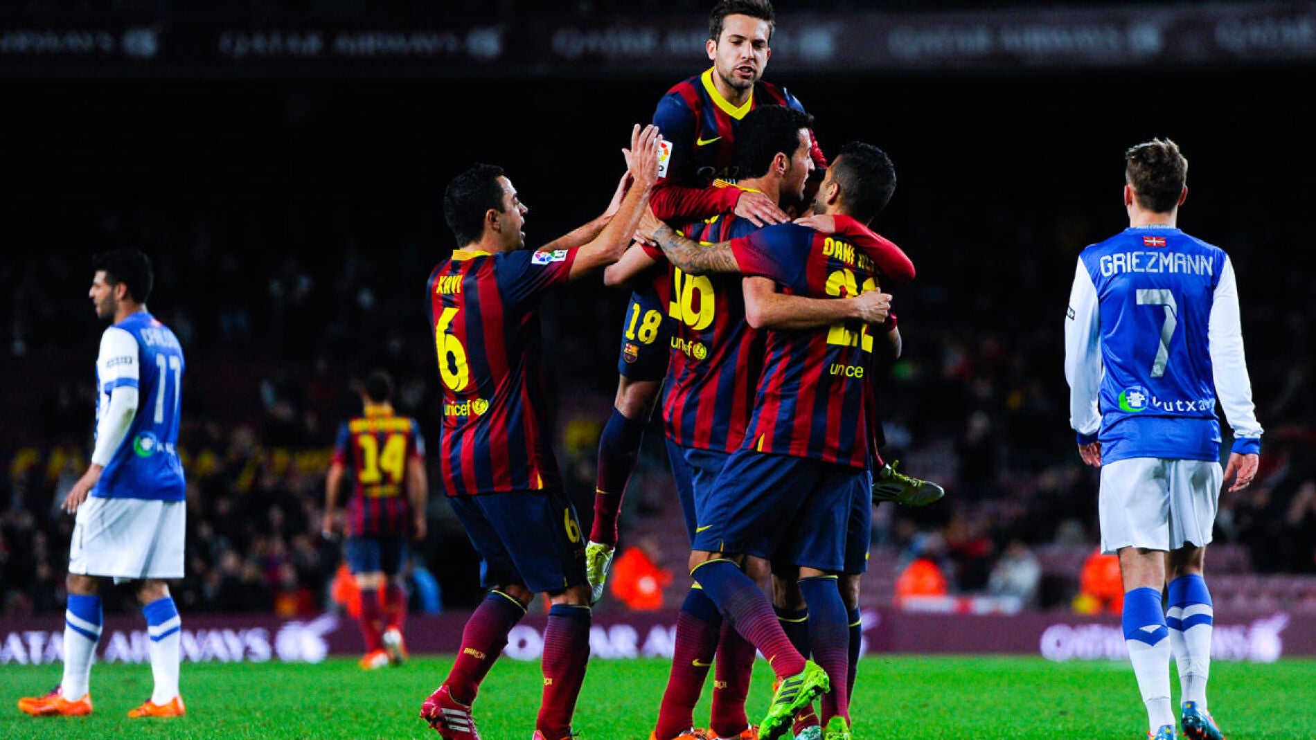 Busquets es felicitado tras marcar el 1-0