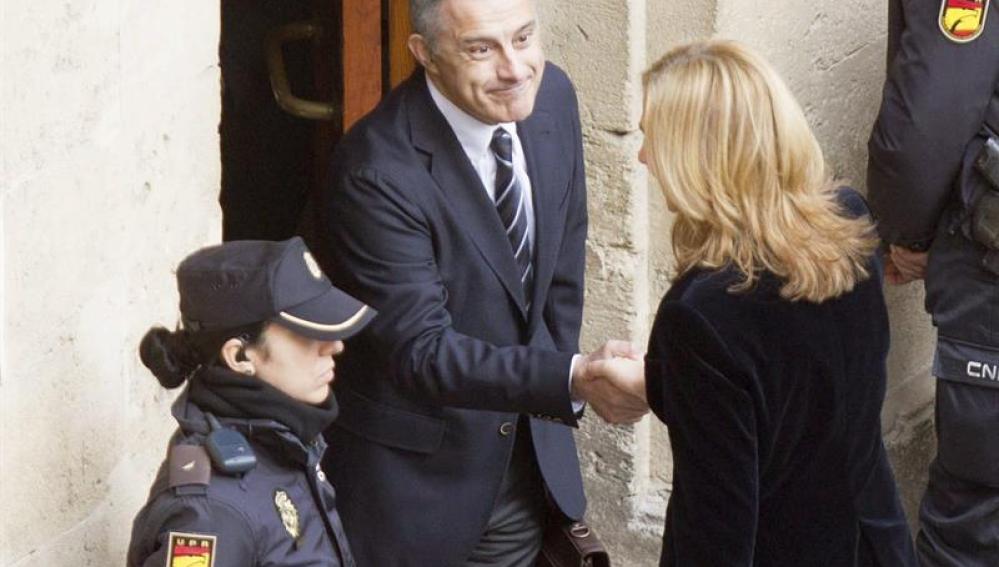 La infanta Cristina saluda a su abogado, Jesús María Silva