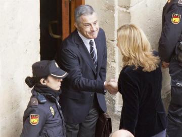 La infanta Cristina saluda a su abogado, Jesús María Silva