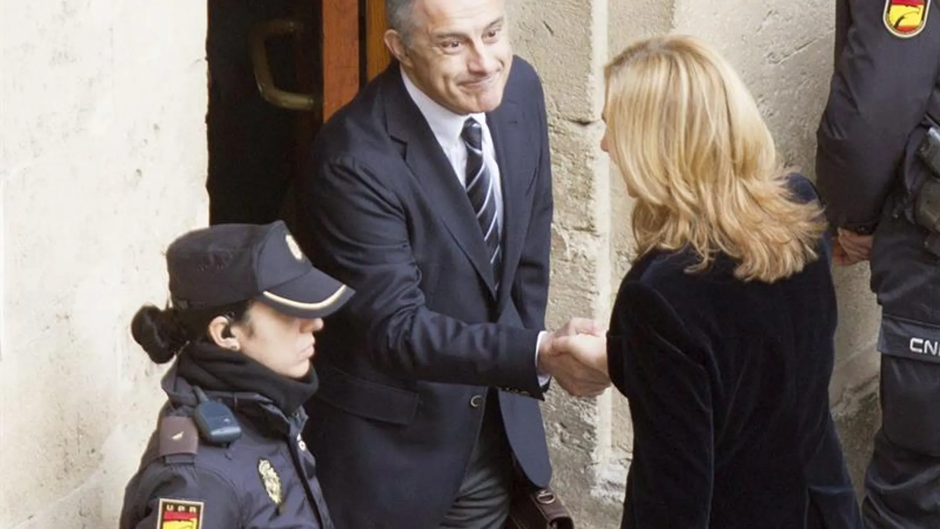 La infanta Cristina saluda a su abogado, Jesús María Silva La infanta Cristina saluda a su abogado, Jesús María Silva