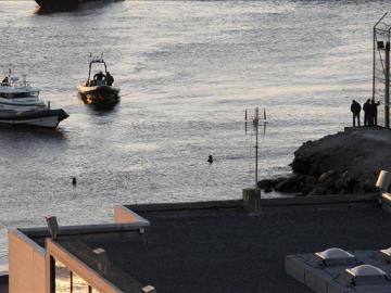 Miembros de la Guardia Civiles realizan sus labores en la zona cercana a la costa