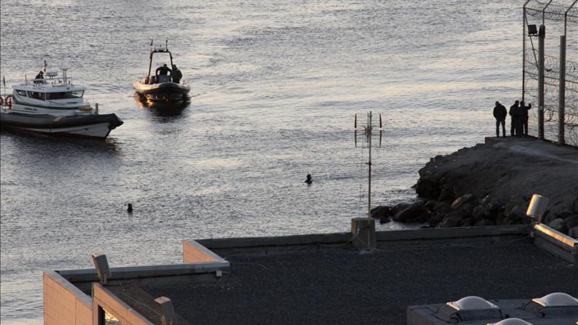 Miembros de la Guardia Civiles realizan sus labores en la zona cercana a la costa