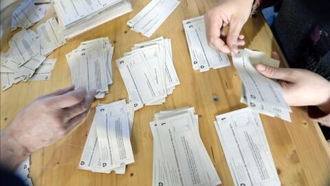 Recuento de votos en Zurich del referendum sobre inmigraci&oacute;n celebrado en Suiza