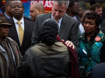Bill De Blasio reunido en una esquina del este de Parkway y la Avenida Utica en Crown Heights, Brooklyn.