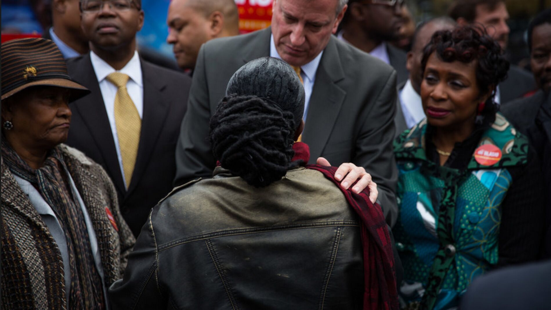 Bill De Blasio reunido en una esquina del este de Parkway y la Avenida Utica en Crown Heights, Brooklyn.