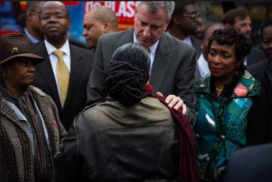 Bill De Blasio reunido en una esquina del este de Parkway y la Avenida Utica en Crown Heights, Brooklyn. Bill De Blasio reunido en una esquina del este de Parkway y la Avenida Utica en Crown Heights, Brooklyn.