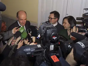 El abogado Miquel Roca atiende a los medios El abogado Miquel Roca atiende a los medios