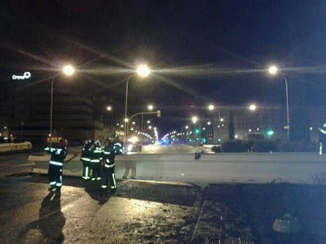 Emergencias de Madrid retiran el obelisco derribado por el viento