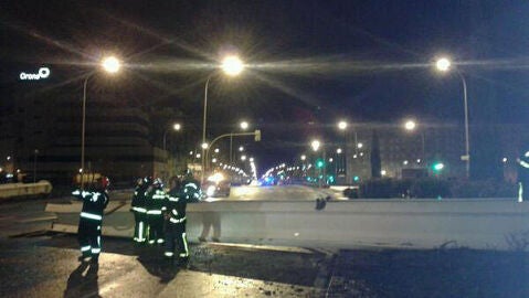 Emergencias de Madrid retiran el obelisco derribado por el viento