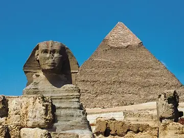 Esfinge junto a una pirámide en El Cairo Esfinge junto a una pirámide en El Cairo