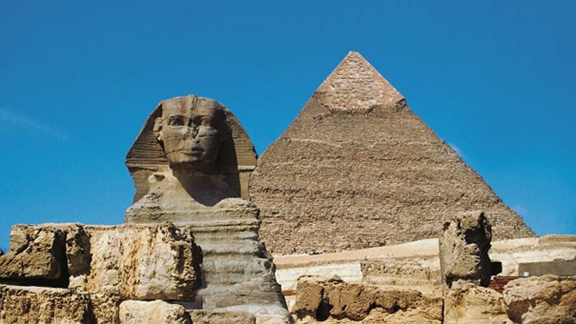 Esfinge junto a una pir&aacute;mide en El Cairo