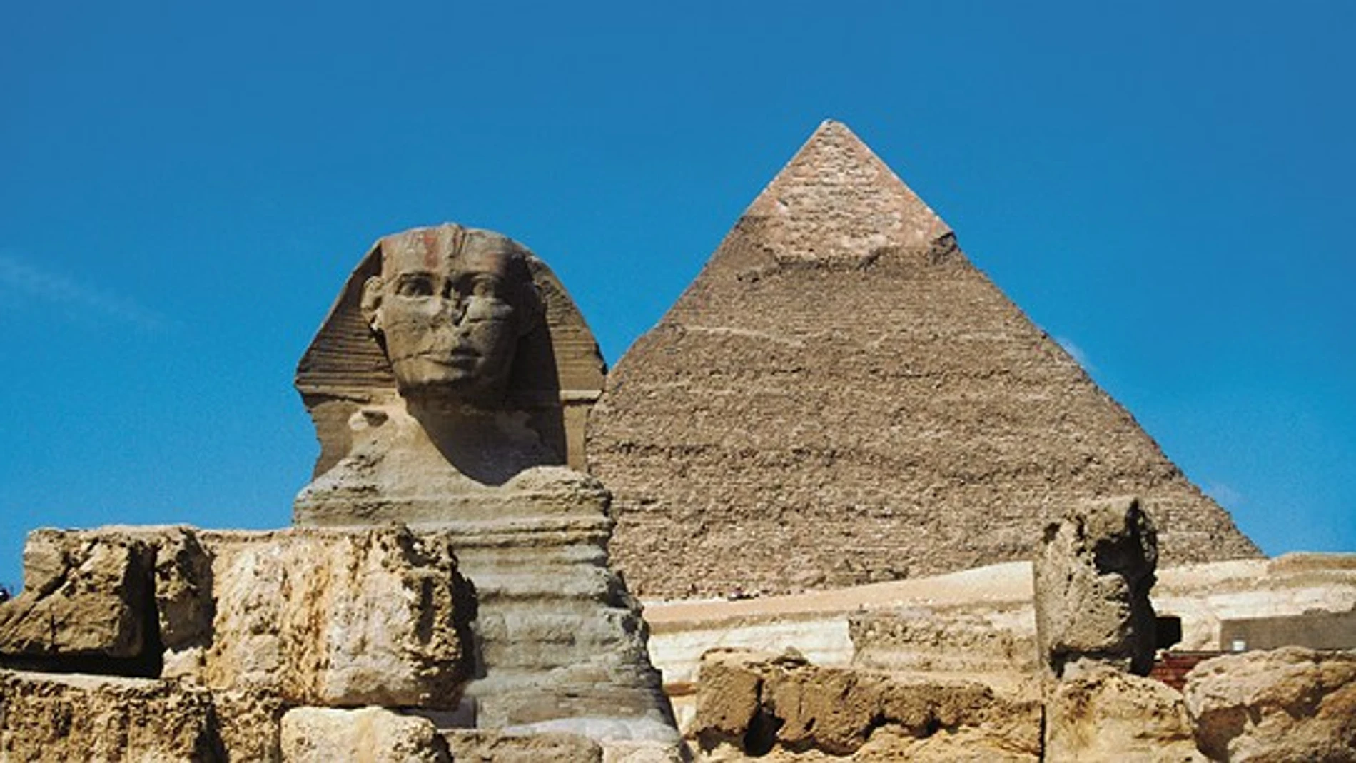 Esfinge junto a una pirámide en El Cairo Esfinge junto a una pirámide en El Cairo