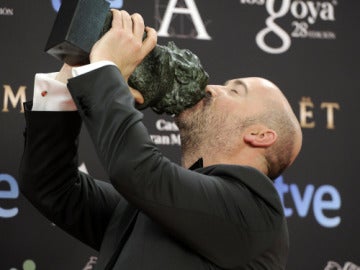 Javier Cámara con su Goya a mejor actor en 'Vivir es Fácil con los Ojos Cerrados'