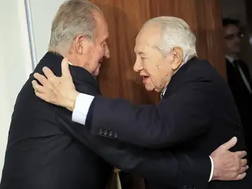 El Rey durante el encuentro con el expresidente de Portugal Mario Soares. El Rey durante el encuentro con el expresidente de Portugal Mario Soares.
