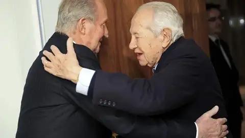 El Rey durante el encuentro con el expresidente de Portugal Mario Soares. El Rey durante el encuentro con el expresidente de Portugal Mario Soares.