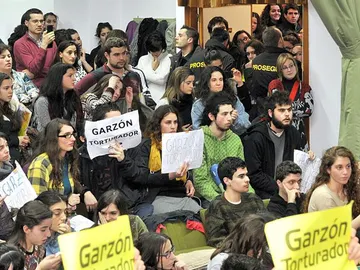 Gritos de "fascista" y "torturador" contra Garzón Gritos de "fascista" y "torturador" contra Garzón