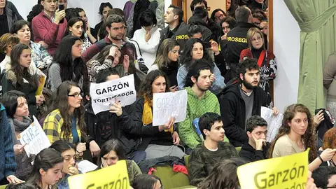 Gritos de "fascista" y "torturador" contra Garzón Gritos de "fascista" y "torturador" contra Garzón