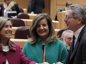 La ministra de Sanidad, Ana Mato conversa con la ministra de Empleo, Fátima Báñez y el ministro de Justicia, Alberto Ruiz-Gallardón. La ministra de Sanidad, Ana Mato conversa con la ministra de Empleo, Fátima Báñez y el ministro de Justicia, Alberto Ruiz-Gallardón.