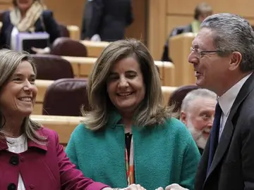 La ministra de Sanidad, Ana Mato conversa con la ministra de Empleo, Fátima Báñez y el ministro de Justicia, Alberto Ruiz-Gallardón. La ministra de Sanidad, Ana Mato conversa con la ministra de Empleo, Fátima Báñez y el ministro de Justicia, Alberto Ruiz-Gallardón.