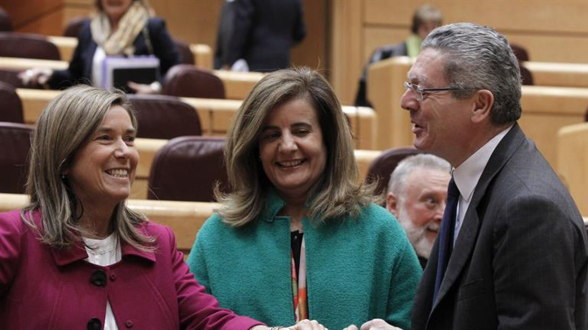 La ministra de Sanidad, Ana Mato conversa con la ministra de Empleo, F&aacute;tima B&aacute;&ntilde;ez y el ministro de Justicia, Alberto Ruiz-Gallard&oacute;n.