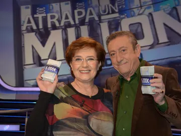 Beatriz Carbajal y Luis Varela en Atrapa un Millón, especial Una escuela, una vida Beatriz Carbajal y Luis Varela en Atrapa un Millón, especial Una escuela, una vida