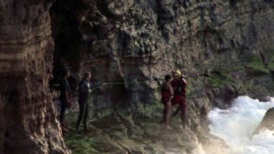 Rescatan a dos niños que quedaron atrapados en una cueva debido al fuerte oleaje