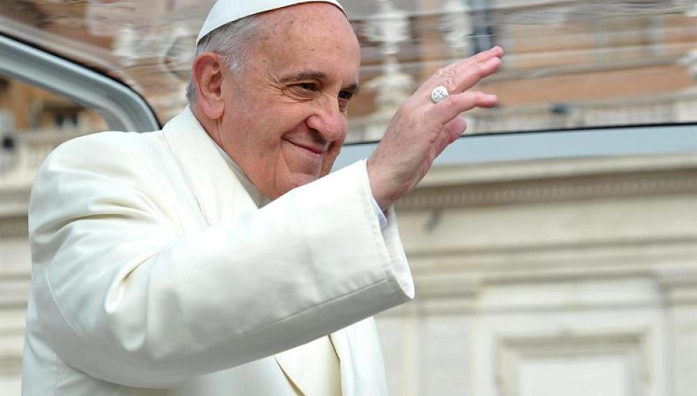 El Papa Francisco saluda a quienes se han acercado a El Vaticano