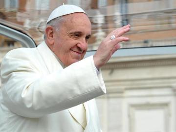 El Papa Francisco saluda a quienes se han acercado a El Vaticano