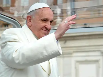 El Papa Francisco saluda a quienes se han acercado a El Vaticano El Papa Francisco saluda a quienes se han acercado a El Vaticano