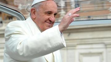 El Papa Francisco saluda a quienes se han acercado a El Vaticano